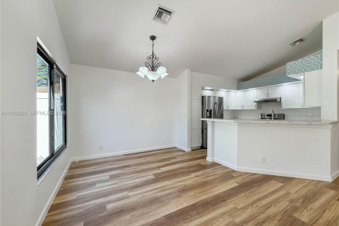 Villa ou maison à louer à Coconut Creek, Floride: 3 chambres, 143.07 m2 № 2011572 - photo 6