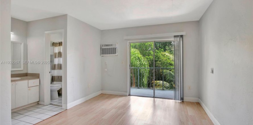 Condo à North Miami, Floride, 1 chambre  № 1994785