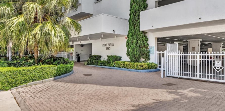 Кондоминиум с 2 спальнями в Майами-Бич, Флорида № 2014544