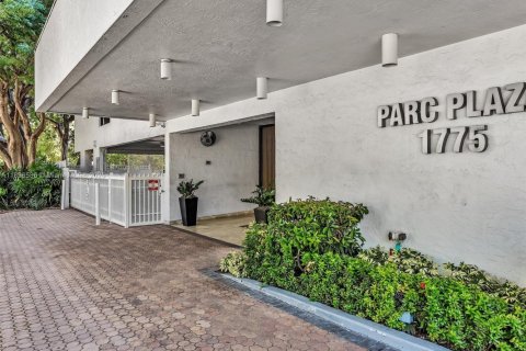 Купить кондоминиум в Майами-Бич, Флорида 2 спальни, 89.19м2, № 2014544 - фото 2