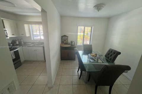 Touwnhouse à vendre à Miami, Floride: 3 chambres, 136.47 m2 № 2303611 - photo 10