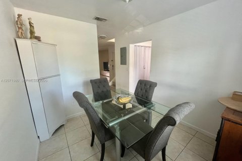 Touwnhouse à vendre à Miami, Floride: 3 chambres, 136.47 m2 № 2303611 - photo 8