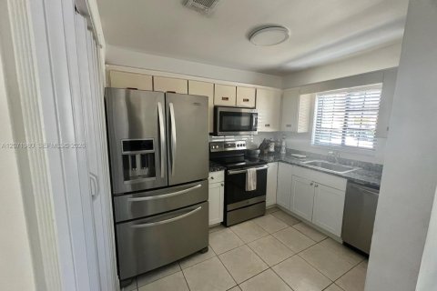 Touwnhouse à vendre à Miami, Floride: 3 chambres, 136.47 m2 № 2303611 - photo 3