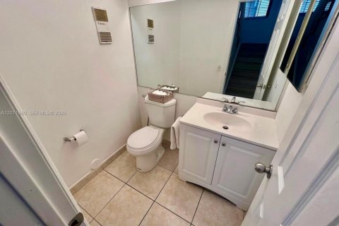 Touwnhouse à vendre à Miami, Floride: 3 chambres, 136.47 m2 № 2303611 - photo 18