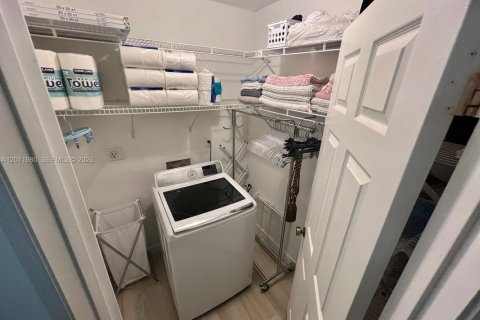 Touwnhouse à vendre à Miami, Floride: 3 chambres, 136.47 m2 № 2303611 - photo 30