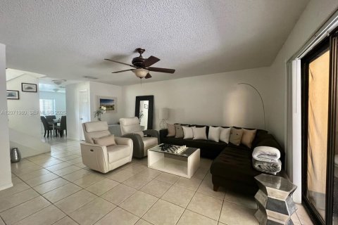 Touwnhouse à vendre à Miami, Floride: 3 chambres, 136.47 m2 № 2303611 - photo 2