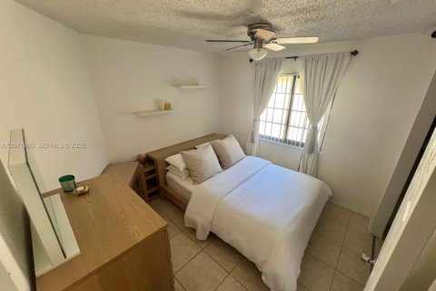 Touwnhouse à vendre à Miami, Floride: 3 chambres, 136.47 m2 № 2303611 - photo 16