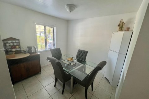 Touwnhouse à vendre à Miami, Floride: 3 chambres, 136.47 m2 № 2303611 - photo 9