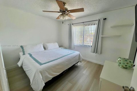 Touwnhouse à vendre à Miami, Floride: 3 chambres, 136.47 m2 № 2303611 - photo 4