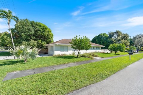 Villa ou maison à louer à Miami, Floride: 3 chambres, 197.32 m2 № 1997700 - photo 2