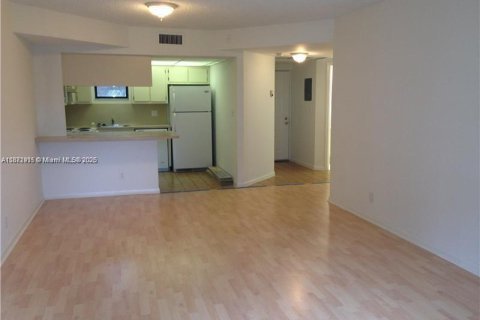 Condo in Doral, Florida, 1 bedroom № 1925169 - photo 2