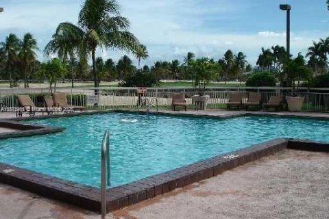 Condo in Doral, Florida, 1 bedroom № 1925169 - photo 8