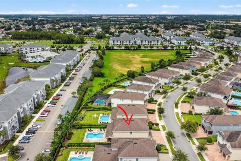 House in Kissimmee, Florida 8 bedrooms, 335.56 sq.m. № 1929714 - photo 5