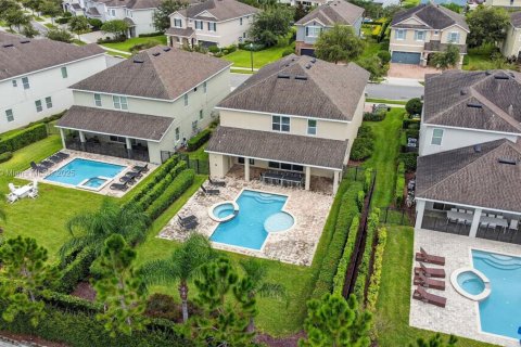 House in Kissimmee, Florida 8 bedrooms, 335.56 sq.m. № 1929714 - photo 2