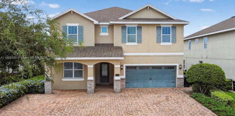 House in Kissimmee, Florida 8 bedrooms, 335.56 sq.m. № 1929714