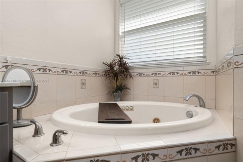 House in Sebring, Florida 4 bedrooms, 216.09 sq.m. № 1961931 - photo 27