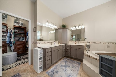 House in Sebring, Florida 4 bedrooms, 216.09 sq.m. № 1961931 - photo 25