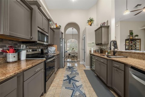 House in Sebring, Florida 4 bedrooms, 216.09 sq.m. № 1961931 - photo 14