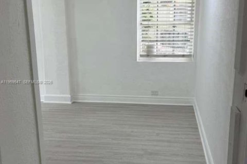 Купить виллу или дом в Майами-Гарденс, Флорида 3 спальни, 107.02м2, № 2022257 - фото 13