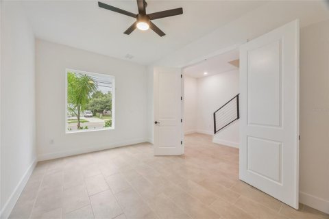 House in Tampa, Florida 3 bedrooms, 316.89 sq.m. № 1805479 - photo 9