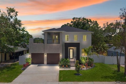 House in Tampa, Florida 3 bedrooms, 316.89 sq.m. № 1805479 - photo 1