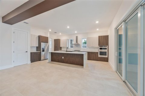 House in Tampa, Florida 3 bedrooms, 316.89 sq.m. № 1805479 - photo 11