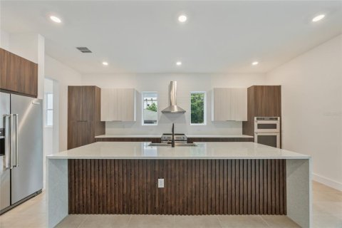 House in Tampa, Florida 3 bedrooms, 316.89 sq.m. № 1805479 - photo 12