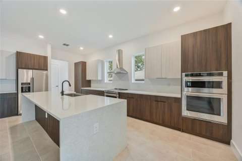 House in Tampa, Florida 3 bedrooms, 316.89 sq.m. № 1805479 - photo 14
