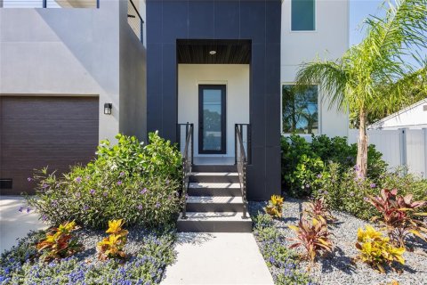 House in Tampa, Florida 3 bedrooms, 316.89 sq.m. № 1805479 - photo 2