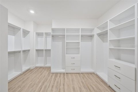 House in Tampa, Florida 3 bedrooms, 316.89 sq.m. № 1805479 - photo 20