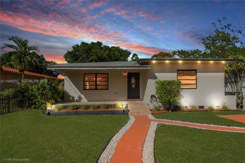 Снять в аренду виллу или дом в Майами, Флорида 3 спальни, 120.77м2, № 2005113 - фото 6