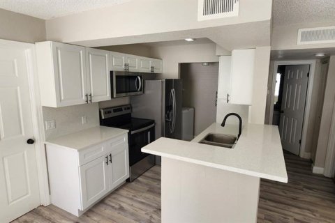 Condominio en alquiler en Orlando, Florida, 2 dormitorios, 77.02 m2 № 1905203 - foto 3