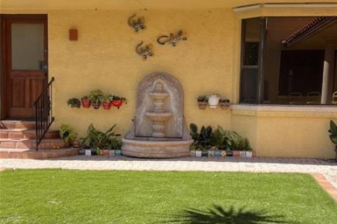 House in Tampa, Florida 5 bedrooms, 377.74 sq.m. № 1832991 - photo 4