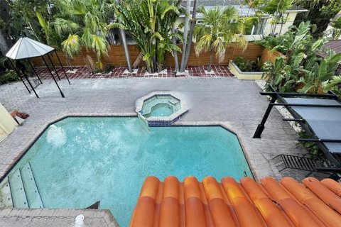 House in Tampa, Florida 5 bedrooms, 377.74 sq.m. № 1832991 - photo 24
