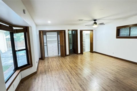 House in Tampa, Florida 5 bedrooms, 377.74 sq.m. № 1832991 - photo 8