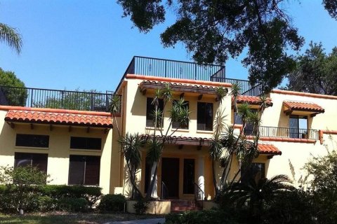House in Tampa, Florida 5 bedrooms, 377.74 sq.m. № 1832991 - photo 1