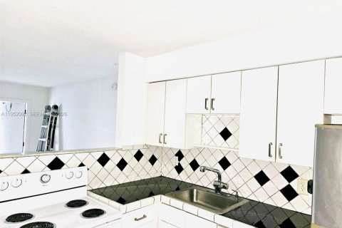 Снять в аренду квартиру в Форт-Лодердейл, Флорида 1 спальня, 485.51м2, № 2006415 - фото 8