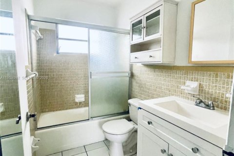 Снять в аренду квартиру в Форт-Лодердейл, Флорида 1 спальня, 485.51м2, № 2006415 - фото 3