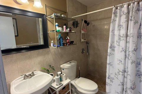 Condo in Hialeah, Florida, 3 bedrooms  № 1998785 - photo 13