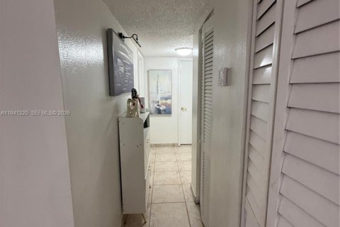Condo in Hialeah, Florida, 3 bedrooms  № 1998785 - photo 11