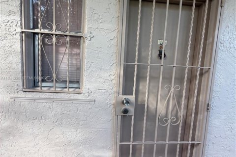 Condo in Hialeah, Florida, 3 bedrooms  № 1998785 - photo 24