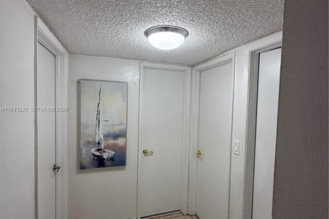 Condo in Hialeah, Florida, 3 bedrooms  № 1998785 - photo 12