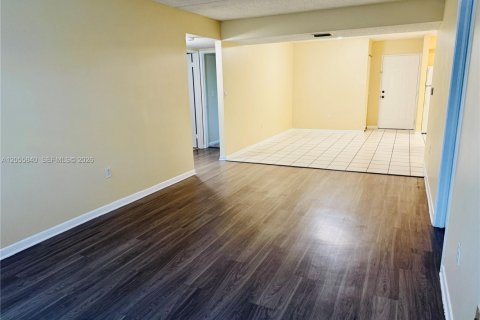 Condo in Hialeah, Florida, 3 bedrooms  № 2172323 - photo 12