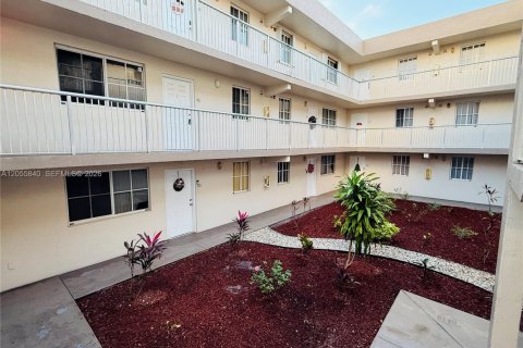 Condo in Hialeah, Florida, 3 bedrooms  № 2172323 - photo 24