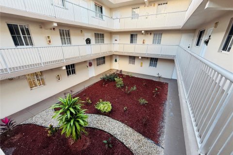 Condo in Hialeah, Florida, 3 bedrooms  № 2172323 - photo 25