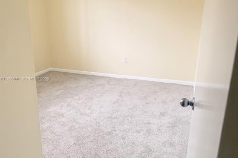 Condo in Hialeah, Florida, 3 bedrooms  № 2172323 - photo 18