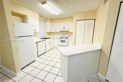Condo in Hialeah, Florida, 3 bedrooms  № 2172323 - photo 6