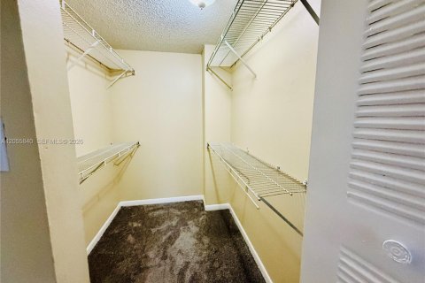 Condo in Hialeah, Florida, 3 bedrooms  № 2172323 - photo 22