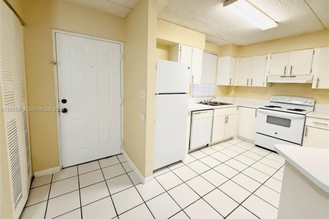 Condo in Hialeah, Florida, 3 bedrooms  № 2172323 - photo 2