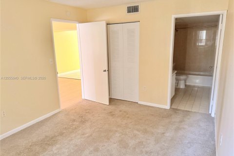 Condo in Hialeah, Florida, 3 bedrooms  № 2172323 - photo 16